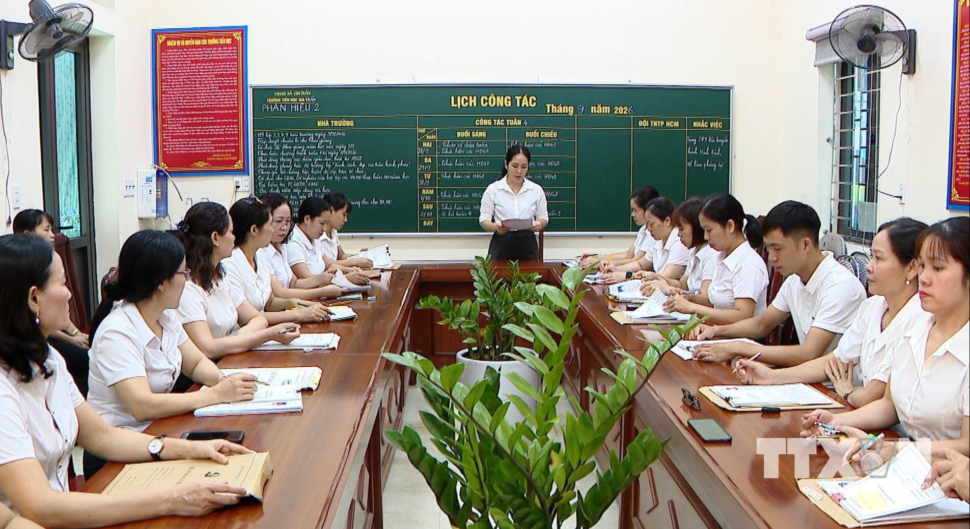Chi bộ trường Tiểu học Gia Trấn, xã Gia Trấn hướng dẫn đảng viên sử dụng các tiện ích số trong thực hiện nhiệm vụ. (Ảnh: Hải Yến/TTXVN)
